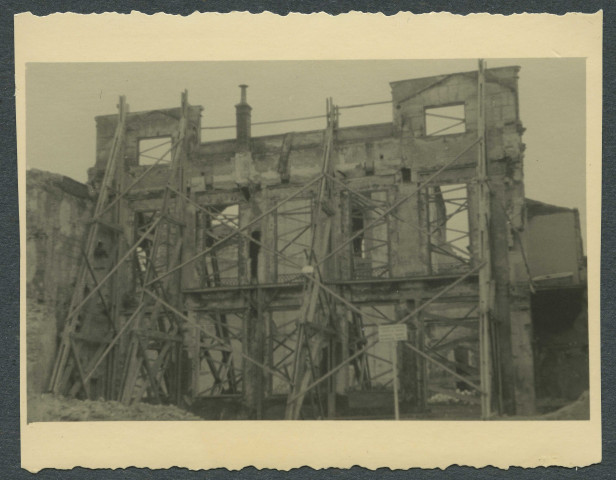 Tours (Indre-et-Loire). Hôtel de Beaune-Semblançay, la rue Nationale en ruines.