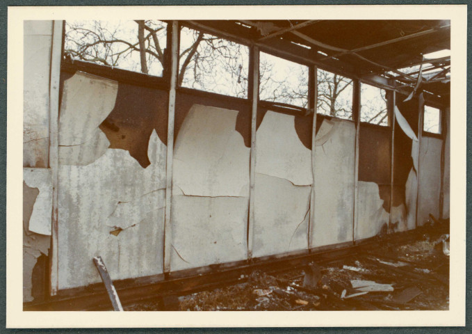 Sainte-Maure-de-Touraine, classe préfabriquée. - Sinistre (2/2).