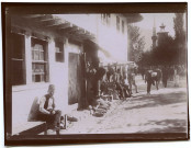 Bosnie. Travnik : Scène de rue avec des marchands.