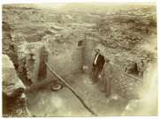 Alésia.Vue des fouilles avec deux hommes dans la partie droite, la main dans une poche.