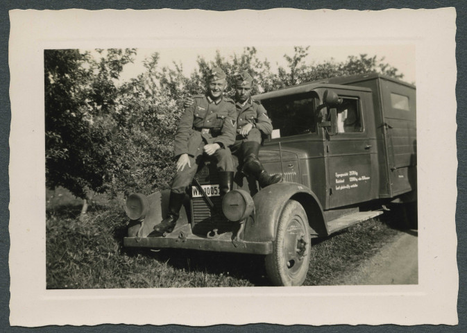 Coudray-au-Perche (Eure-et-Loir). Colonne de réfugiés en charrette, face à une colonne de soldats allemands.