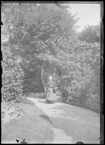 Femmes en habits traditionnels portant une coiffe.