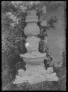 Deux plaques photographiques figurant un pied de lampadaire à Chenonceau par Édouard Avisseau