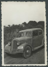 Indre-et-Loire. Véhicule Renault Celtaquatre de l'armée française réquisitionné par l'armée allemande. Plaque provisoire de la Werhmacht.