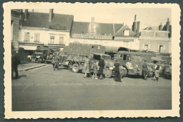Civils et soldats allemands, place Jean Jaurès à Château-Renault.