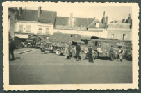 Civils et soldats allemands, place Jean Jaurès à Château-Renault.