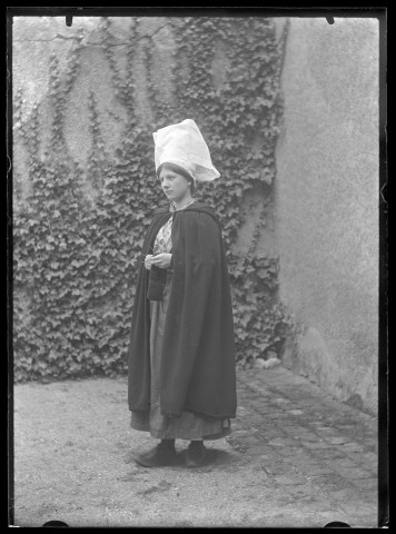 Femmes en habits traditionnels portant une coiffe.