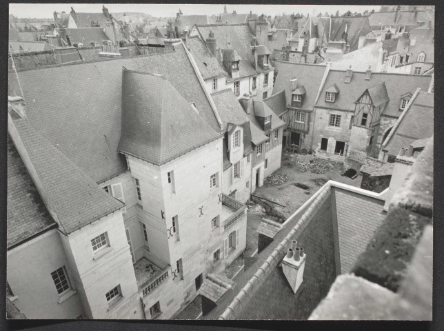 Vue plongeante sur jardin à l'intérieur de l'îlot entre les rues Briçonnet et de la Paix.
