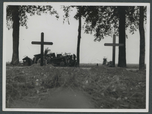 Étampes (Essonne). Tombes de soldats allemands devant un véhicule détruit.