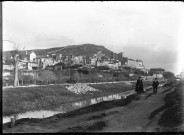 Vue du village de Terracine depuis la berge.