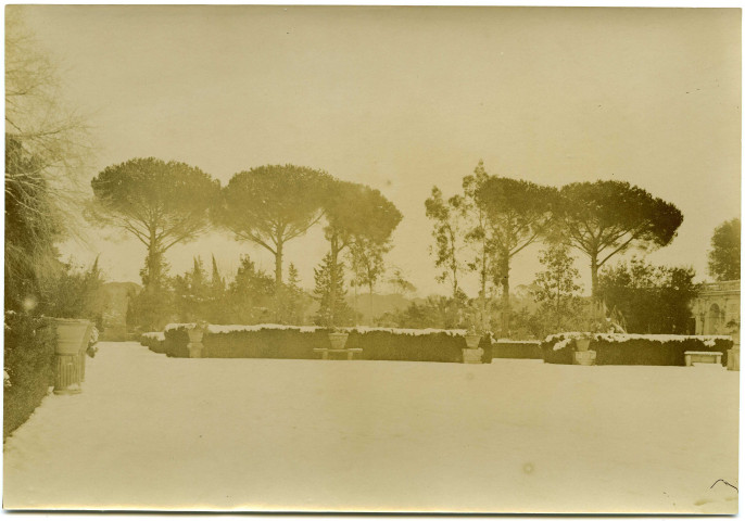 Rome. Villa Médicis : Vue du jardin sous la neige.