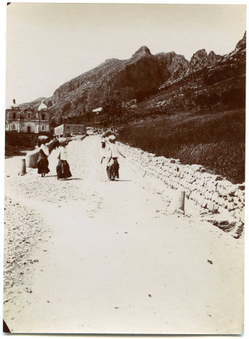 Scène de rue : groupe de femmes, porteuses d'eau.