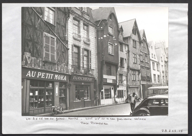Place Plumereau, 2 à 16 rue du Grand Marché, seul le 10 a son gros œuvre restauré.