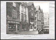 Place Plumereau, 2 à 16 rue du Grand Marché, seul le 10 a son gros œuvre restauré.