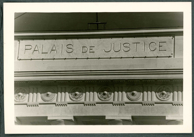 Tours, palais de justice : fronton.
