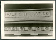 Tours, palais de justice : fronton.