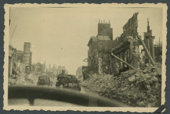 Tours (Indre-et-Loire). Rue Nationale. Convoi militaire dans les ruines de Tours.