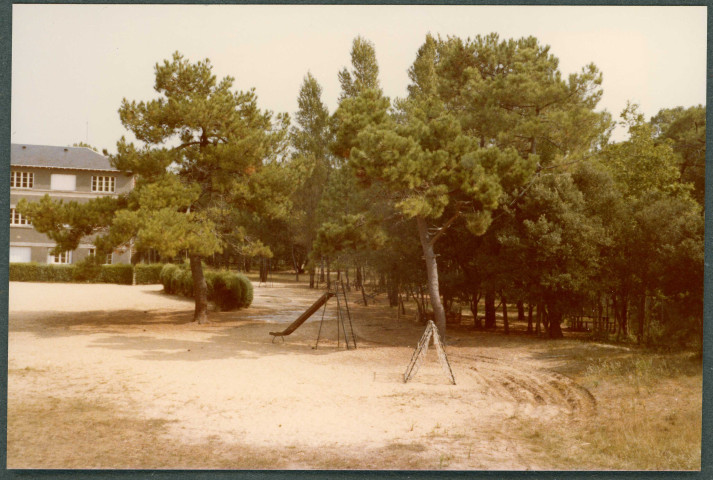 Longeville-sur-Mer, colonie de vacances : cour et bois.