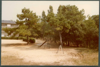Longeville-sur-Mer, colonie de vacances : cour et bois.