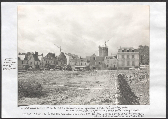 Rue des Tanneurs à gauche et le quai Pont Neuf à droite.