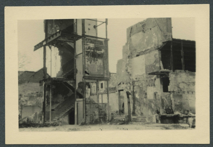 Tours (Indre-et-Loire). Rue Nationale, la ville en ruines.