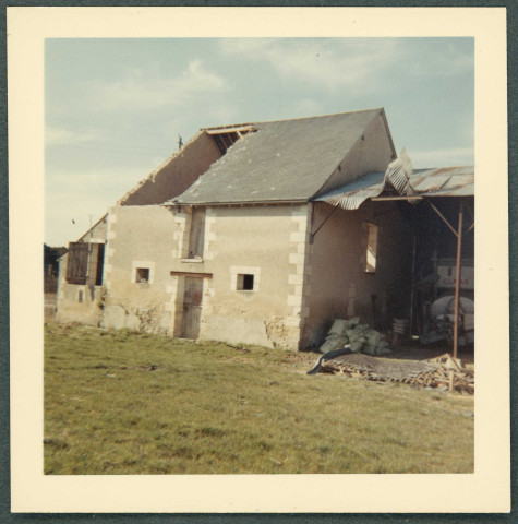 Tempête des 12 et 13 mars 1965 : bâtiment à la toiture détruite (non localisé).