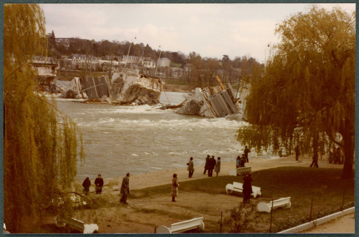 Effondrement du Pont Wilson à Tours (1978), vue des quais.