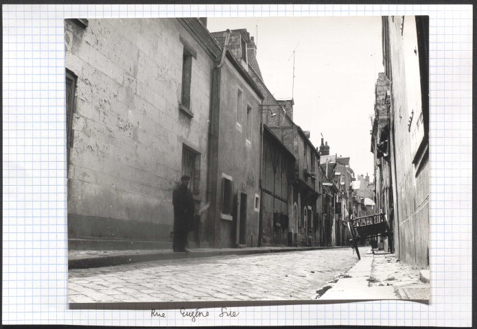 Rue Eugène Sue (les 3 premiers immeubles ont été détruits pour la création de la place Jean Duval, l'immeuble avec baies cintrés a été conservé).