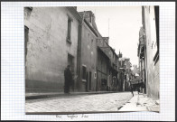 Rue Eugène Sue (les 3 premiers immeubles ont été détruits pour la création de la place Jean Duval, l'immeuble avec baies cintrés a été conservé).