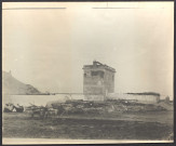 Terracine. Bâtiment en bord de mer.