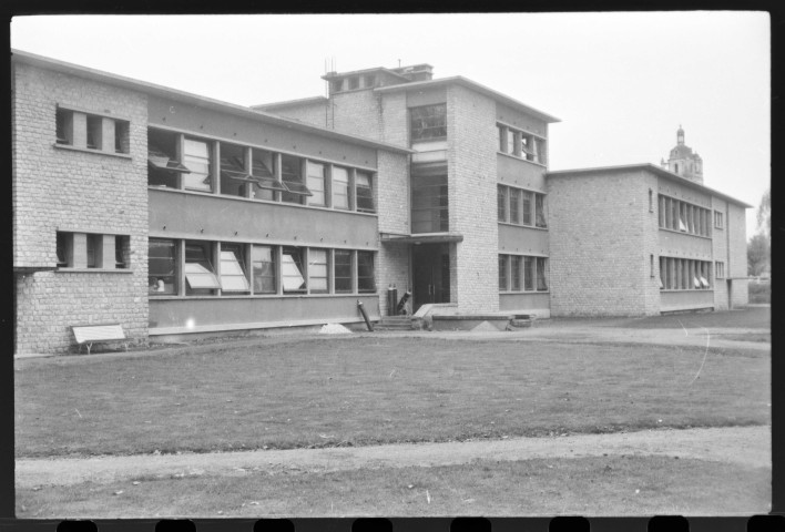 Loches, rue des Ponts. Hôpital hospice. Aménagement. Travaux pour l'humanisation des vieux bâtiments, étude et contrats. Architecte : Emile Coutier. Commanditaire : Hôpital de Loches. Pièces écrites.
