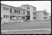 Loches, rue des Ponts. Hôpital hospice. Aménagement. Travaux pour l'humanisation des vieux bâtiments, étude et contrats. Architecte : Emile Coutier. Commanditaire : Hôpital de Loches. Pièces écrites.