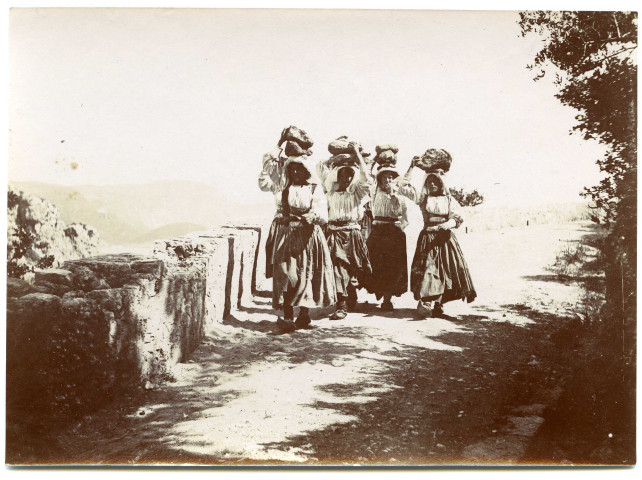 Scène de rue : groupe de femmes, porteuses d'eau.