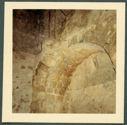 Château de Saché : voûte et escalier, [cave].