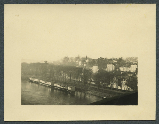 Bateaux-lavoirs sur une rivière.