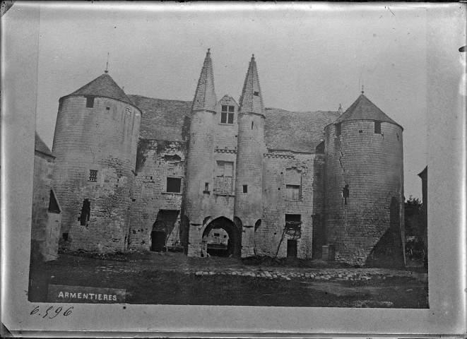 Vue extérieure du château d'Armentières.