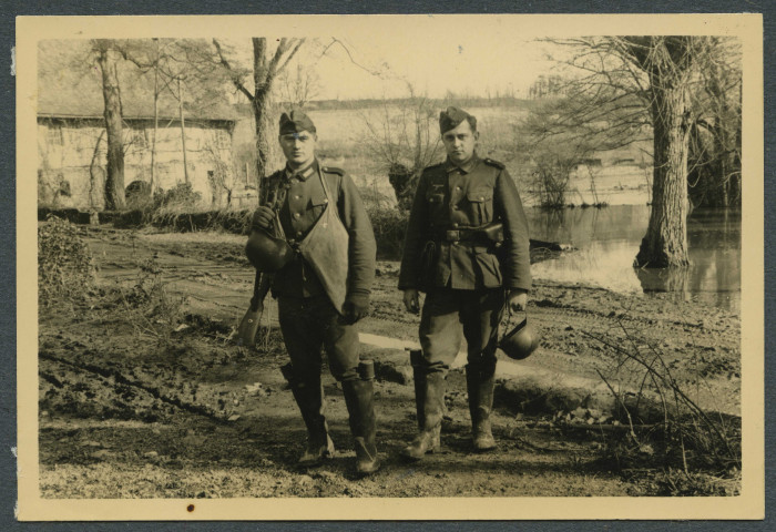 Langeais (Indre-et-Loire). Soldat allemand sur un canot pneumatique.