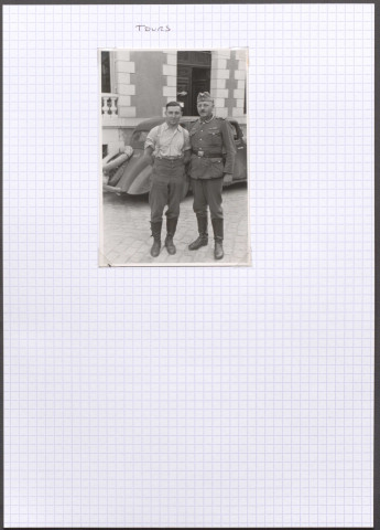 Tours (Indre-et-Loire). Une traction Citroën en arrière plan.