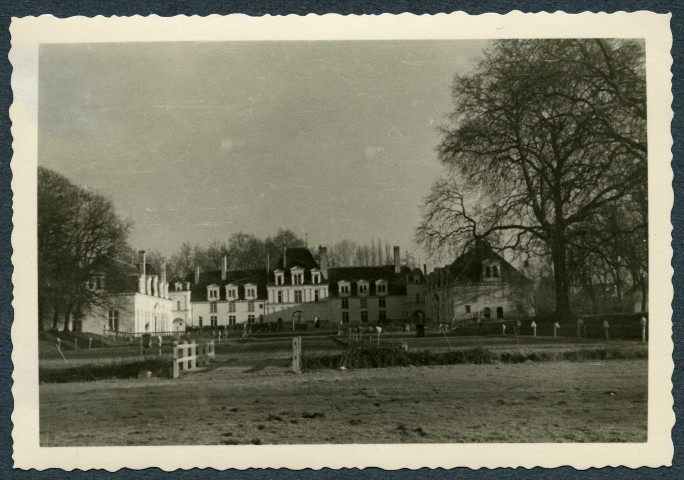 Champigny-sur-Veude (Indre-et-Loire). Château.