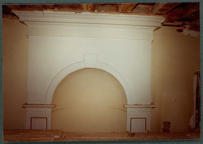 Chinon, sous-préfecture : élément architectural décoratif intérieur.