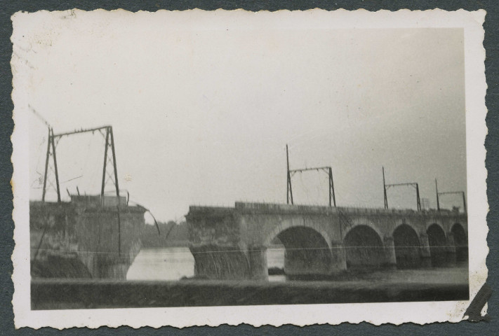 Tours (Indre-et-Loire). Pont ferroviaire dit pont de Bordeaux.