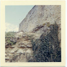 Château de Chinon : courtine nord-ouest, fissure du mur.