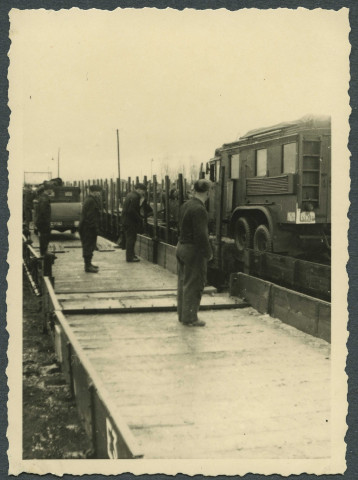 Saint-Pierre-des-Corps (Indre-et-Loire). Gare : transfert de matériel sur des wagons.