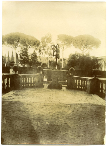 Rome. Villa Médicis : Vue arrière de la statue d'Hermès.