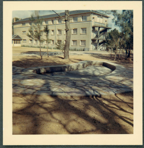 Longeville-sur-Mer, colonie de vacances : jardin d'enfants et façade.