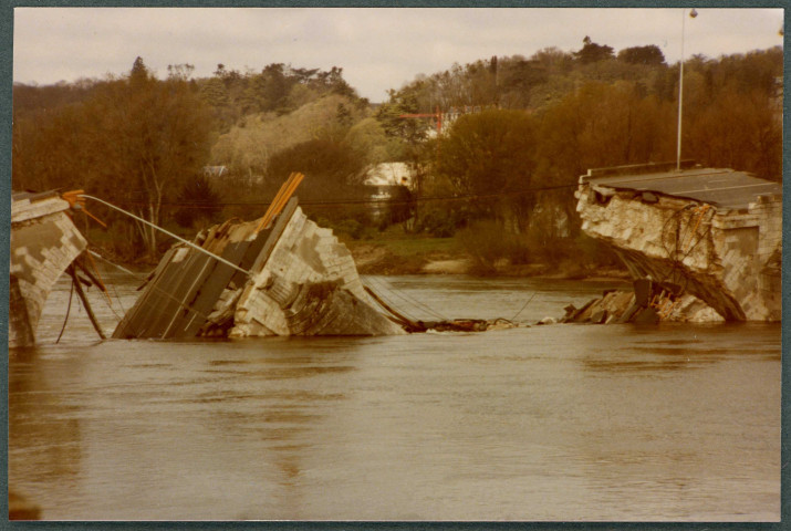 Effondrement du Pont Wilson à Tours (1978), détail.