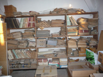 Archives communales conservées dans le grenier d'une mairie.