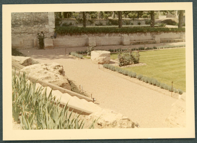 La Riche, prieuré Saint-Cosme : jardin et puits.