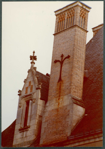 Monts, château de Candé : fenêtre et toiture.