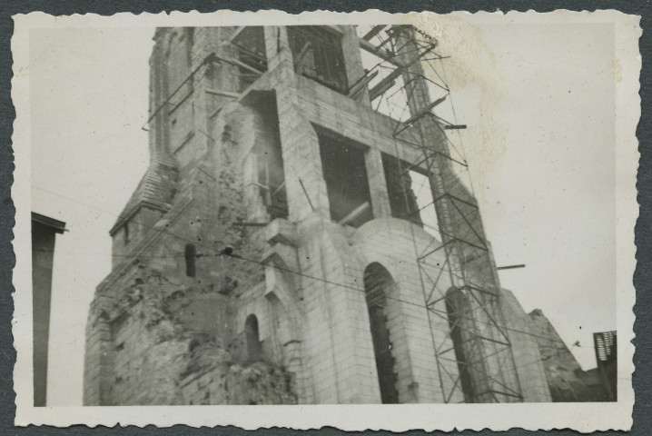 Tours (Indre-et-Loire). Tour Charlemagne et basilique Saint-Martin.
